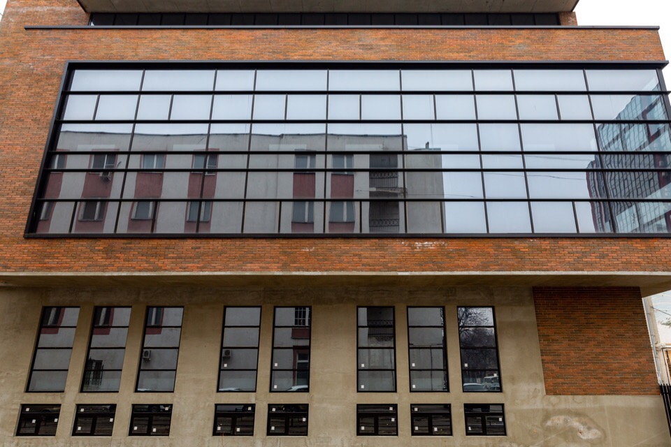Алюминиевые окна в офисном здании - фото 3